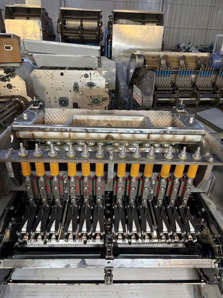 12 blade cutting system cashew shelling machine